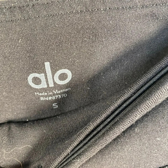 Alo Yoga Charm Capri Leggings Cropped Laser Cut Mesh Stretch Black Size Small - Picture 7 of 10